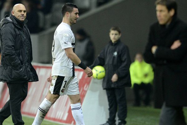 Le joueur rennais, Romain Alessandrini, est sorti du terrain sur blessure sous les sifflets des spectateurs lillois.