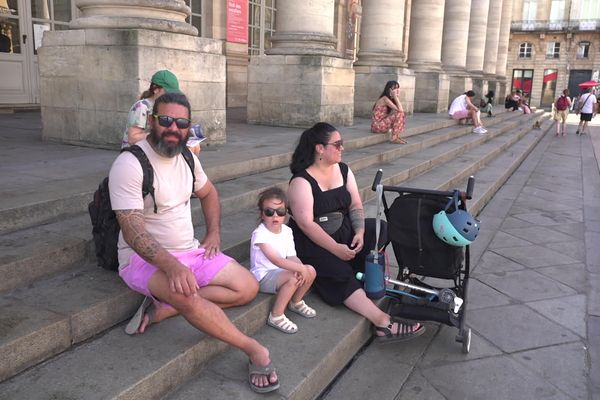 En réponse au pic de chaleur à Bordeaux, ce dimanche 11 août, riverains et vacanciers se réfugient dans les coins d'ombre du centre-ville.