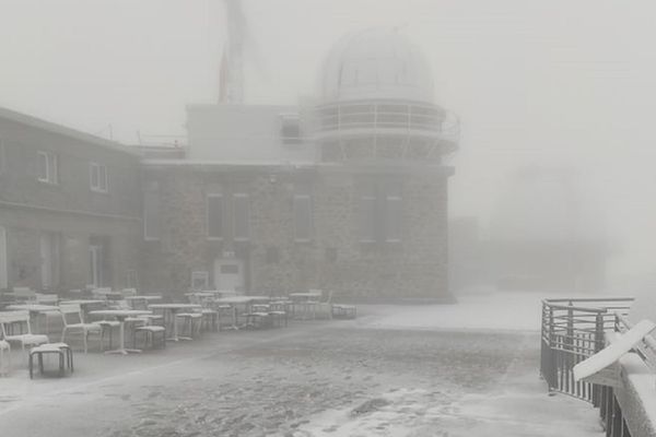 La neige s'est invitée ce lundi matin 20 septembre en altitude. Ici au Pic du Midi à plus de 2800m d'altitude.