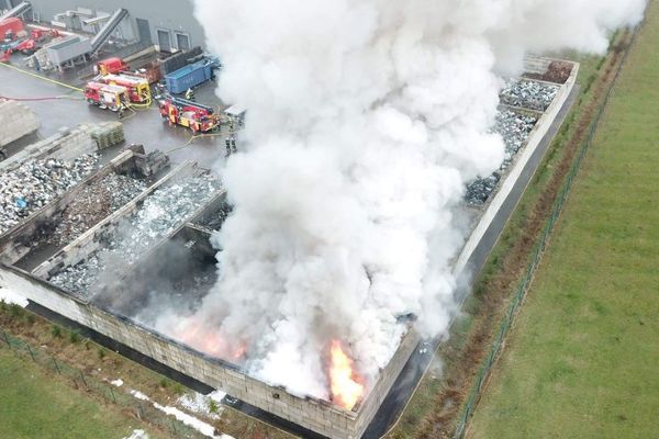 Un incendie s’est déclaré lundi 21 janvier aux alentours de 7 h à Domérat, dans l’agglomération de Montluçon, dans l’Allier, dans l'entreprise Environnement recycling. 