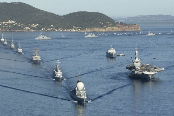 La frégate anti-aérienne Duquesne mène la revue navale devant le porte-avions Charles De Gaulle en août 2004, à l'occasion de la commémorations du 60ème anniversaire du débarquement de Provence au large de Toulon.