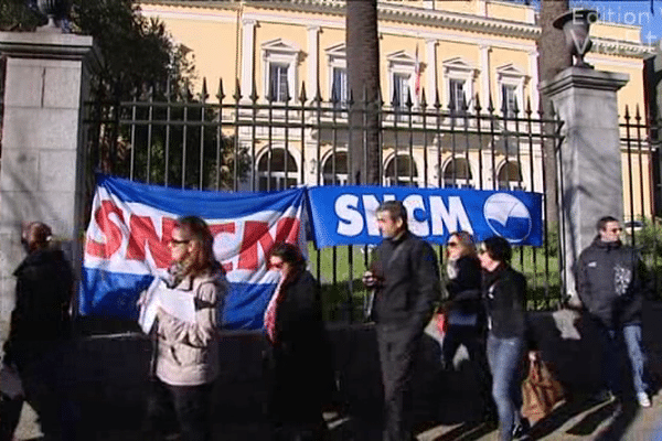 16/12/13 - Des salariés de la SNCM se sont rassemblés en Corse devant les préfectures de Bastia et Ajaccio