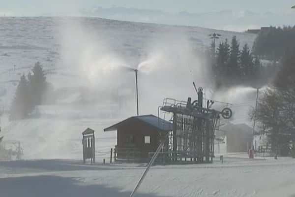 Canons à neige dans une station du Sancy