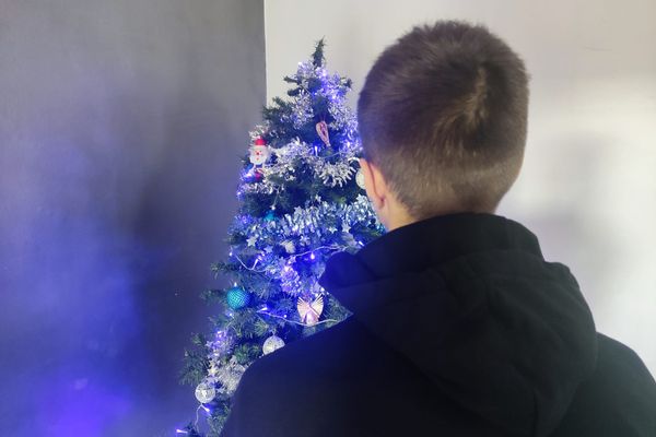 Thomas*, élève de première, atteint d'un TSA (Trouble du Spectre Autistique), et d'un TDA (trouble déficitaire de l’attention) a retrouvé le sourire au lycée grâce à une prise en compte adaptée de son handicap par les enseignants.