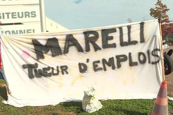 Une banderole "Marelli tueur d'emplois" sur le site de Saint-Julien-du-Sault (Yonne), jeudi 5 octobre 2023.