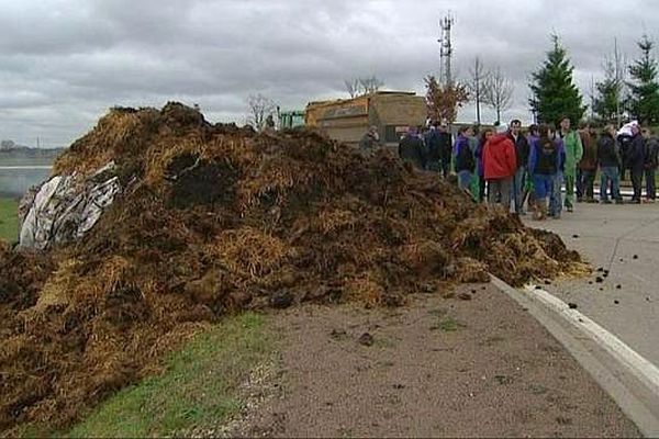 Une opération coup de poing a été menée, aujourd'hui, à Avallon par une centaine d'agriculteurs.