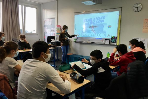 Mélanie Reboussin au tableau de la salle de classe de l'Unité d'Enseignement Externalisé