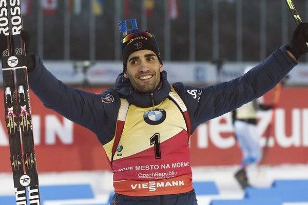 Martin Fourcade célèbre sa victoire en poursuite 12,5 Km, en coupe du monde de Biathlon, à Nove Mesto, en République Tchèque, ce 17 décembre 2016. 
