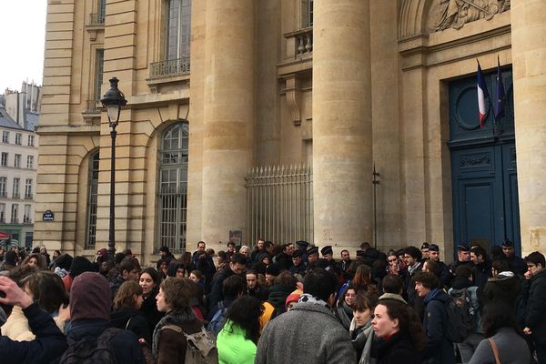 Des étudiants rassemblés devant l'Université Paris 1, place du Panthéon à Paris.