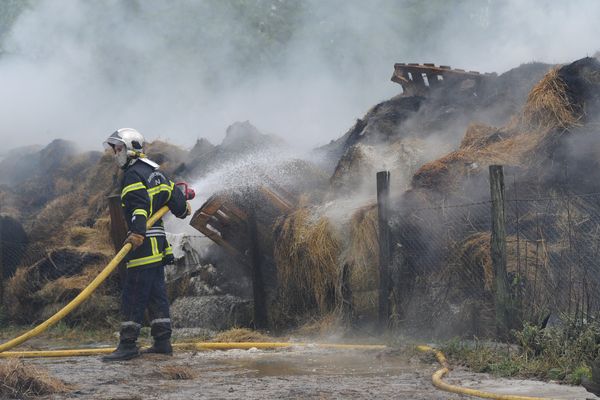 Incendie d'une ferme dans le village de Confrançon (Ain), le 23 avril 2016.