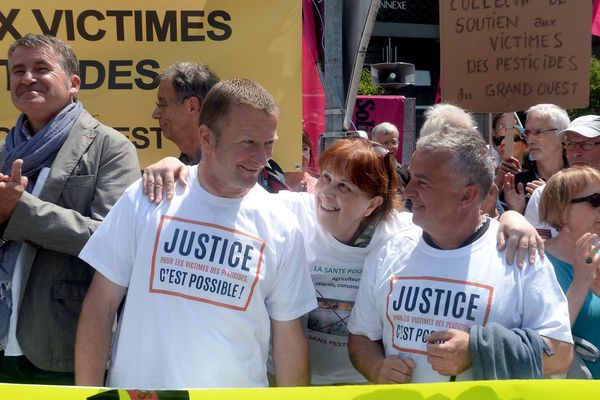 Juin 2016 : manifestation de soutien devant le tribunal des affaires de sécurité sociale à Saint-Brieuc. Stéphane Rouxel et Laurent Guillou anciens salariés de Nutréa-Triskalia ont été intoxiqués à Plouisy, en 2009, par l'insecticide Nuvan Total, interdit à la vente.