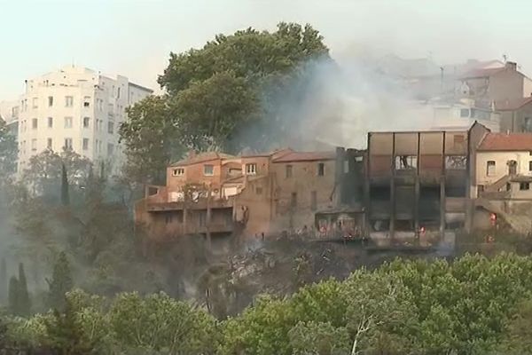 Les maisons incendiées rampe du moulin à Béziers, à proximité du centre ville dimanche 11 aôut 2019.