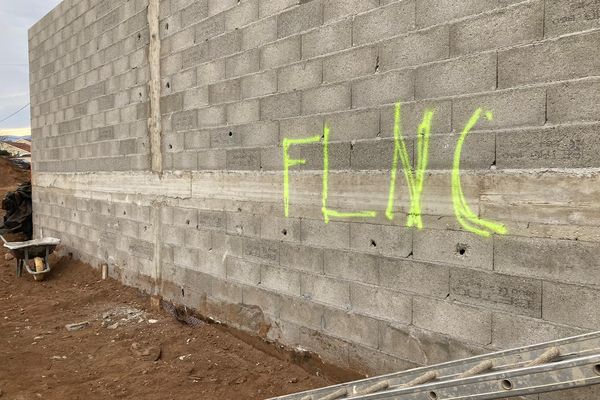 Des tags "FLNC" ont été retrouvés sur la façade.