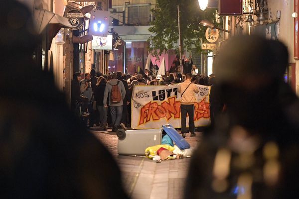 Environ 400 personnes ont déambulé dans les rue du quartier du Bouffay, en réaction aux résultats du premier tour de la présidentielle 2017.