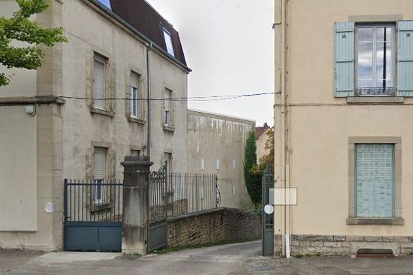 Le drame a eu lieu au 6 boulevard Gambetta, à quelques mètres de la gare de Lons-le-Saunier.