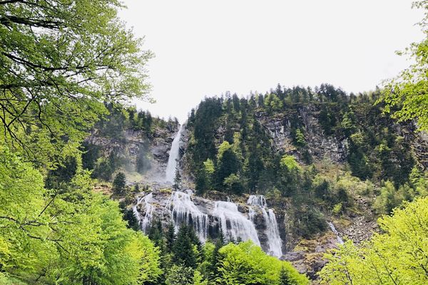 La cascade d'Ars au cœur du parc naturel des Pyrénées ariégeoises.