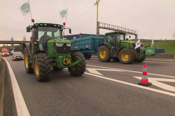 Alors que le syndicat agricole Coordination rurale appelait à "encercler Paris" dès dimanche, une cinquantaine de tracteurs venus des monts du Lyonnais sont attendus au sud de Lyon ce lundi matin. Ils pourraient être rejoints par d'autres manifestants venus des départements limitrophes.