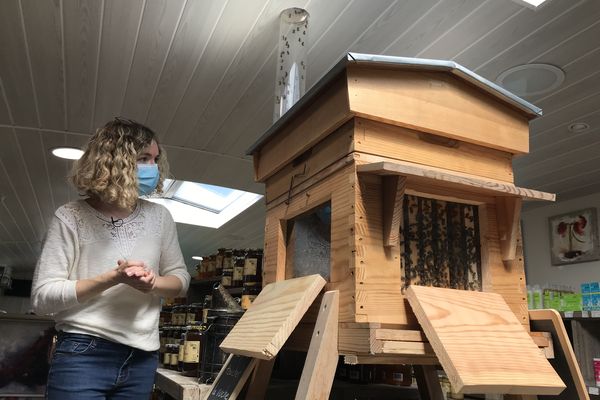 Marie Maréchal, directrice de la Péniche aux abeilles de Chanaz, en Savoie. 