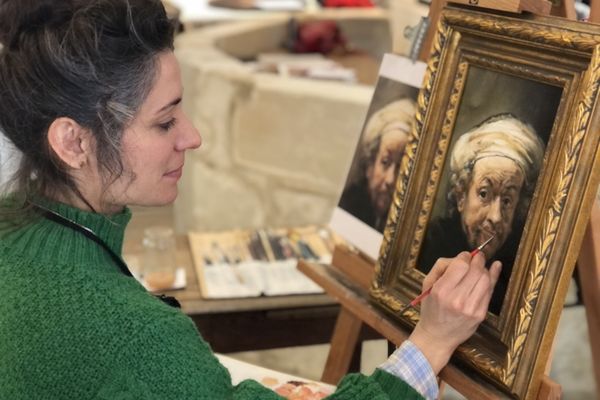 Jessy Gerin réalise une copie d'un autoportrait de Rembrandt dans son atelier à Tours