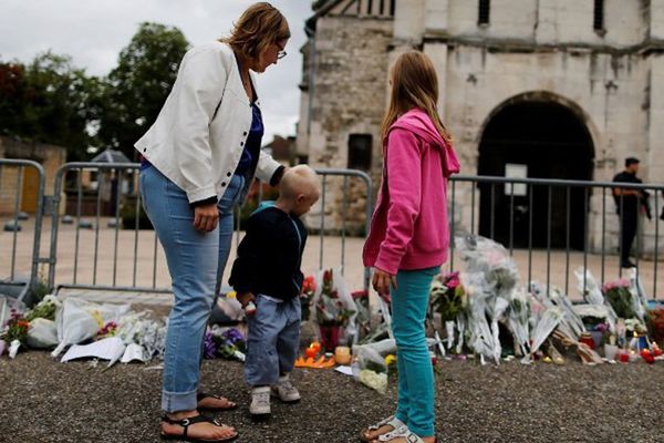 Recueillement devant l'église de Saint-Etienne-du-Rouvray