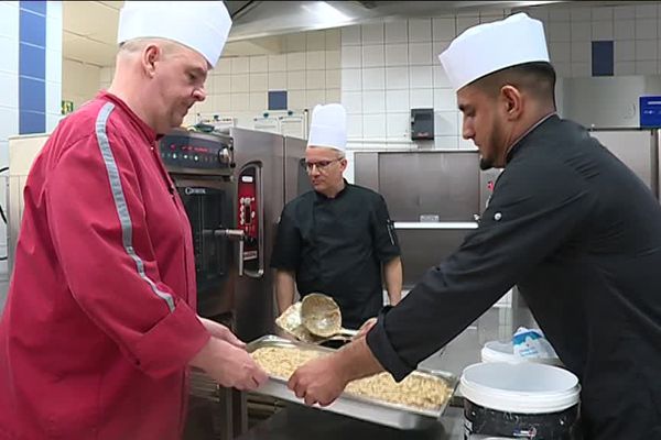 Kodratollah se forme au métier de cuisinier. 