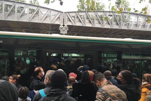 Jusqu'à une centaine d'usagers du métro se sont retrouvés serrés sur le trottoir, à la sortie de Jaurès, pour attendre les bus de remplacement.