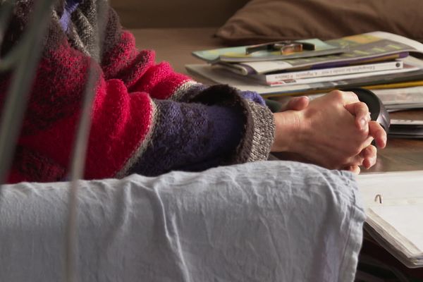 Locataire menacée d'expulsion à Viols-le-Fort pour avoir sous-loué son logement social sur Airbnb.