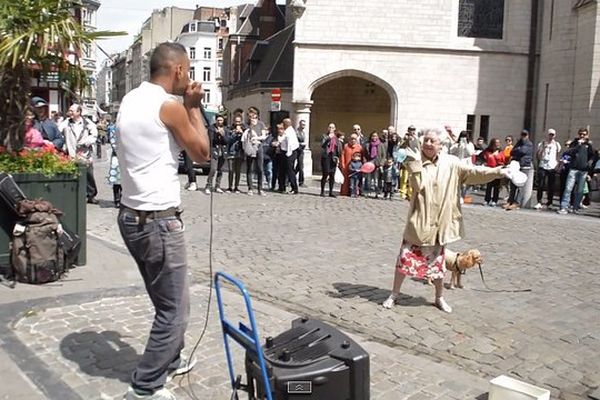 La dame et le beatboxer ont fait le show en plein centre-ville de Bruxelles !