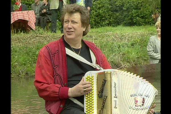 L'accordéoniste Michel Pruvot, ici dans l'émission "Sur un air d'accordéon" tournée en extérieur sur des barques le 24 juin 2000.