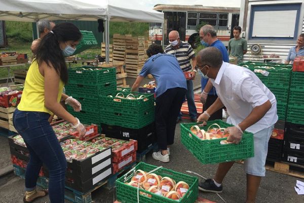 Depuis 2018, le Secours Catholique, Les Restos du Coeur et la Banque Alimentaire unissent leurs efforts pour venir en aide aux plus démunis l'été à Toulouse.