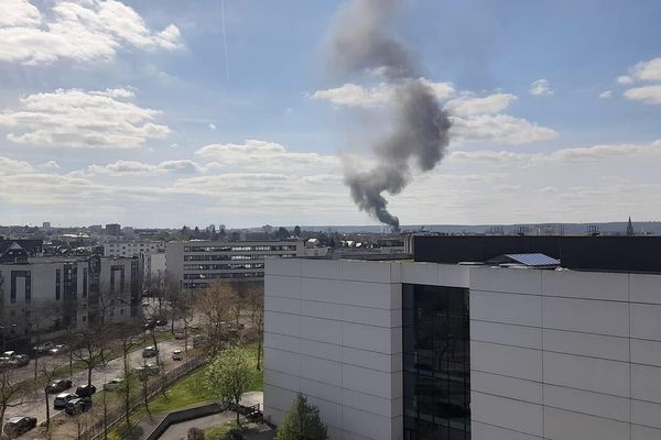 Un impressionnant panache de fumée est visible depuis une grande partie de la métropole rouennaise. Il est dû à un incendie dans une entreprise de peinture de Petit-Quevilly (Seine-Maritime)