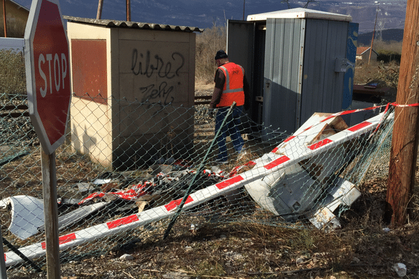 Un morceau de la barrière du passage à niveau où a eu lieu l'accident