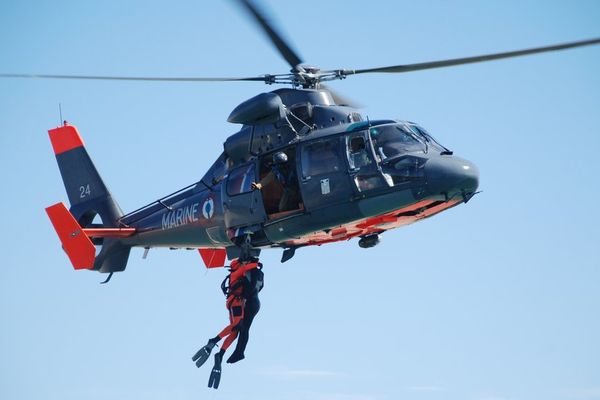 L'hélicoptère Dauphin de la Marine Nationale a été mobilisé dimanche soir afin d'évacuer deux passagers d'un navire battant pavillon des Bahamas