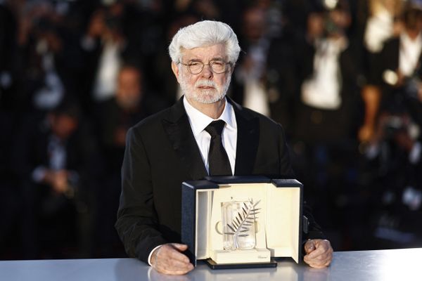 CAnnes, le 25 mai 2024 : Le réalisateur américain George Lucas pose lors d'un photocall avec sa Palme d'Or d'honneur lors de la cérémonie de clôture de la 77e édition du Festival de Cannes.