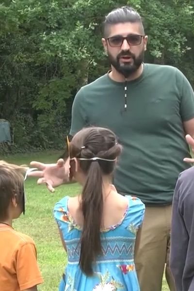 Xavier Lagrange, propriétaire d'un terrain constructible, réalise une vidéo avec ses enfants contre le projet de constructions de la mairie de Bois-le-Roi (Seine-et-Marne)