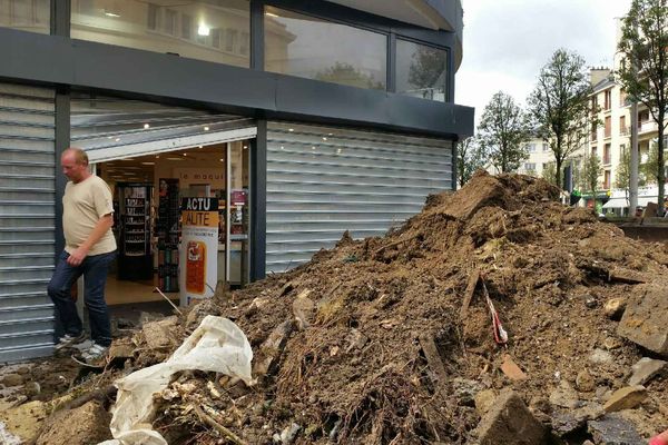 Du fumier et du lisier ont été déversés devant les entrées du magasin. 