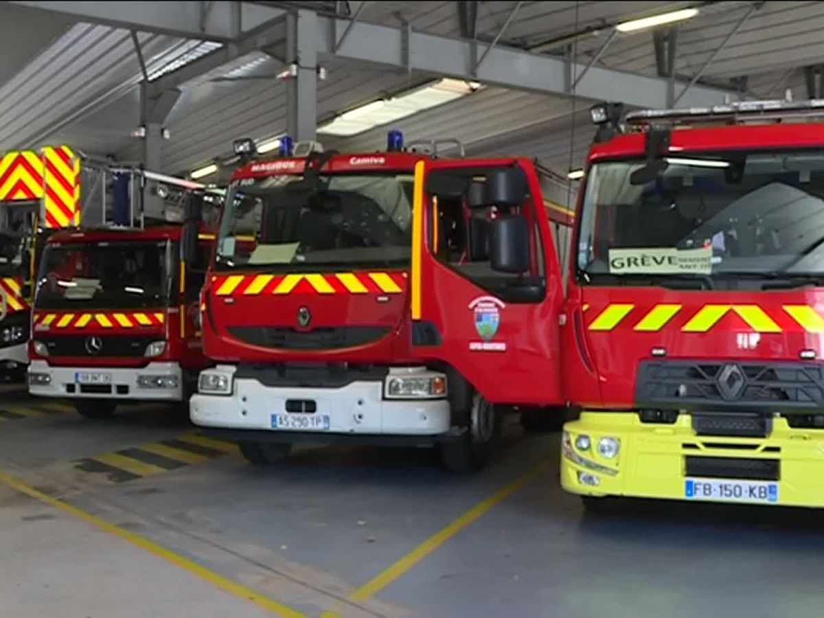 Nice Des Camions De Pompiers Caillasses A L Interieur De La Caserne