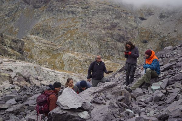 Romain Garrouste (au centre ) entouré de l'équipe de la mission scientifique dans la vallée des Merveilles.