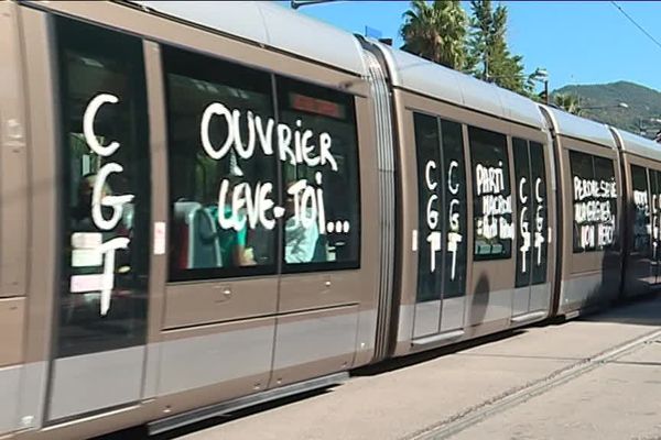 De nombreuses inscriptions ont été inscrites sur les rames de tramway et sur certains bus de Nice.