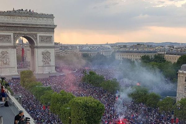 La foule au pied de l'Arc de Triomphe après la victoire des Bleus en coupe du monde, dimanche 15 juillet 2018. 