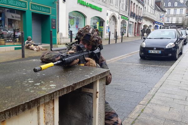 "L’objectif c’est de sortir de notre zone de confort." Lieutenant Guillaume Legrand
Officier communication, 2ème Régiment Etranger d'Infanterie. Les entrainements ont lieu en permanence pour être prêt à partir en opération extérieure ou sur le territoire national.