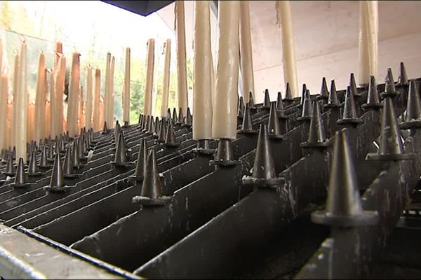 Les nouveaux bougeoirs installés dans les sanctuaires de Lourdes sèment la zizanie