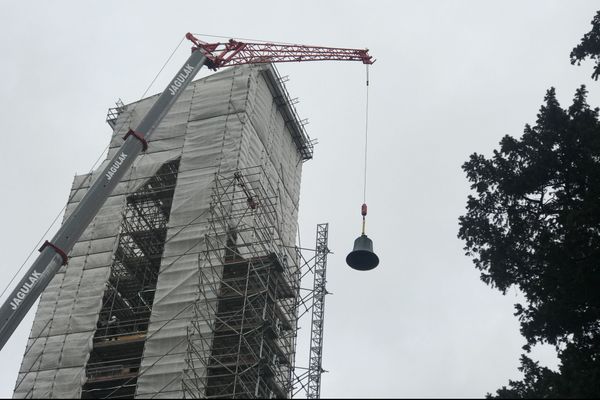 La plus grosse cloche de la Tour de l'Horloge pèse 1,5 tonne.