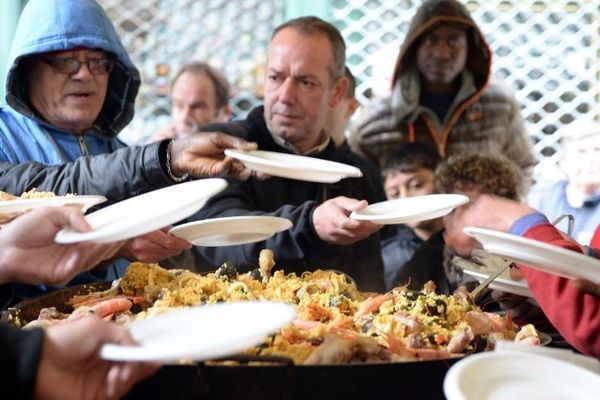 La "Paëlla du cœur", servie ce midi à Bordeaux.