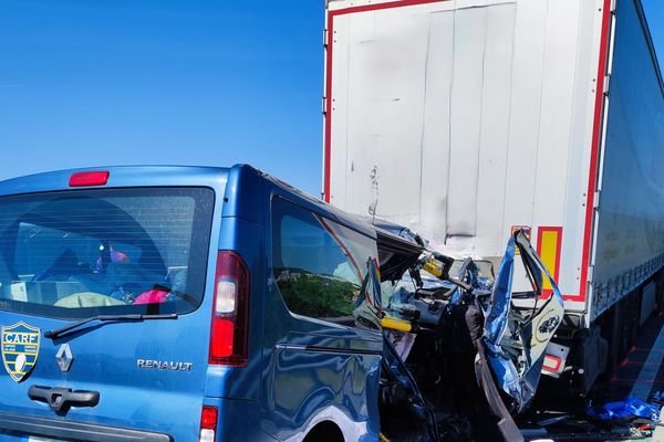 Deux Français, dont un enfant de 12 ans, rentrant d'un voyage sportif sont morts vendredi lors d'un accident de la route ayant impliqué leur minibus et un poids lourd en Slovénie dans des circonstances à ce stade inconnues.
(Le minibus a été prêté par le club de rugby CARF)