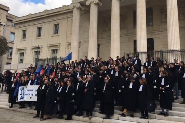 Les avocats du barreau de Marseille rassemblés  devant le Palais Monthyon