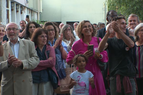 La joie des militants du Nouveau Front Populaire à Saint-Etienne à l'annonce des résultats du second tour des élections législatives.