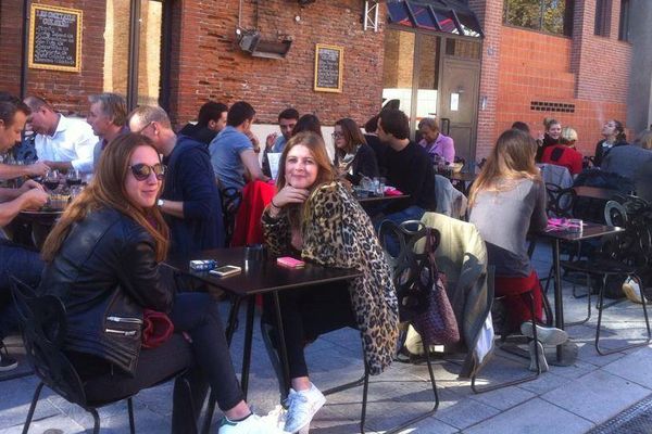 Éte indien sur la place Saint Pierre : Coline et Julia prennent leur déjeuner en terrasse. 