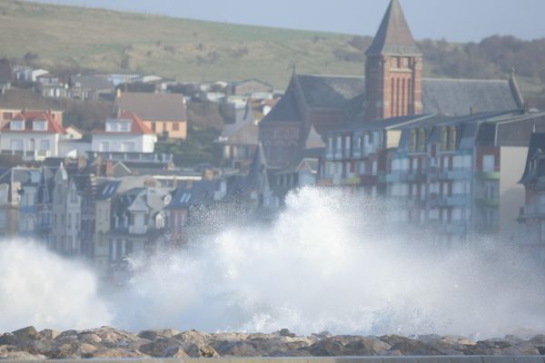 La plage de Mers-les-Bains, balayée par les vagues de la tempête Éléanor, le 3 janvier 2018.