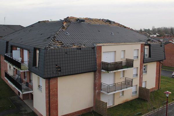 La toiture de cet immeuble de la rue des Cyprès, à Leers, a été fortement endommagée par la tornade.